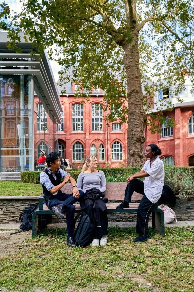 Etudiants dans les jardins