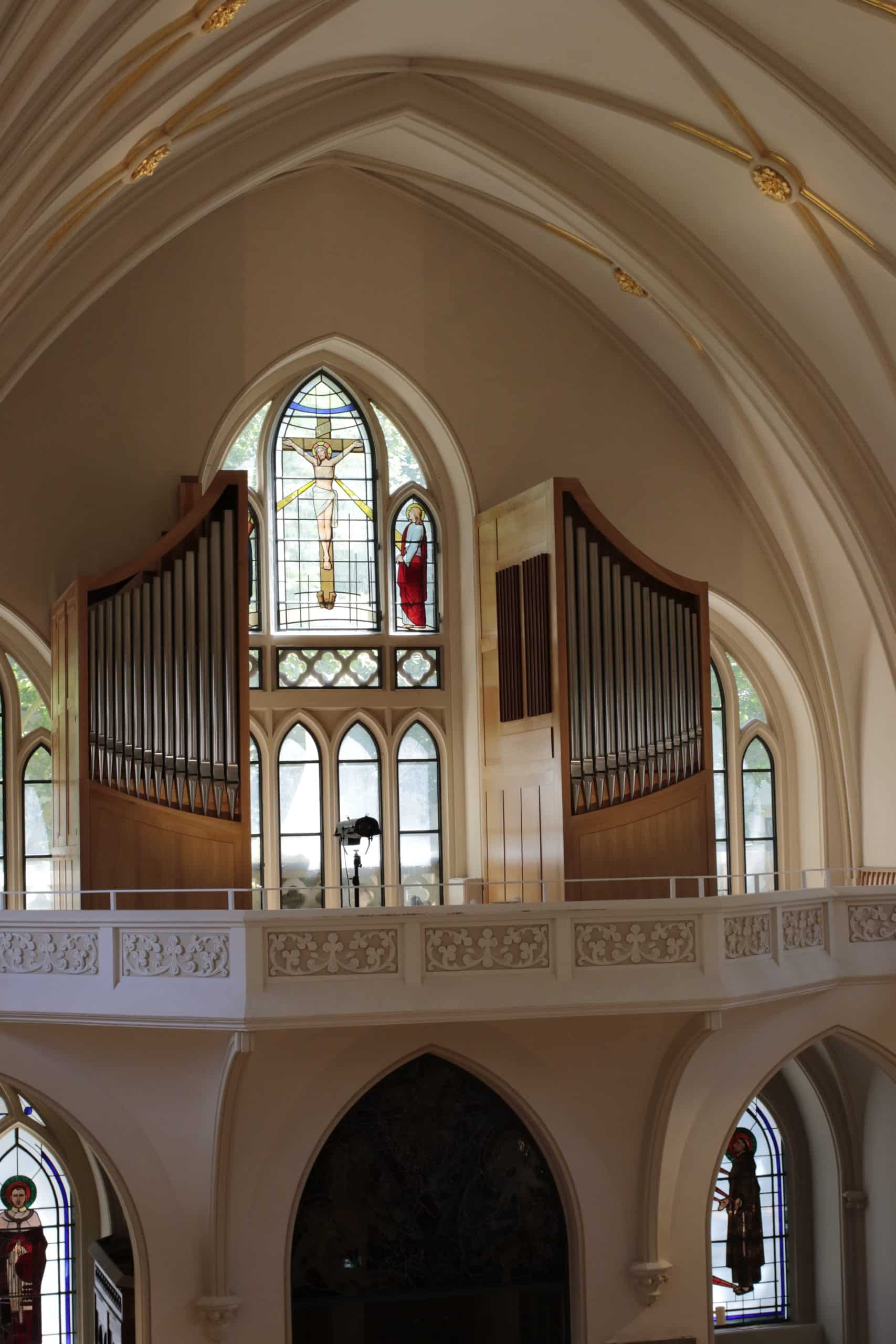 Les vitraux derrière l'orgue proviennent de l'ancienne chapelle St Joseph