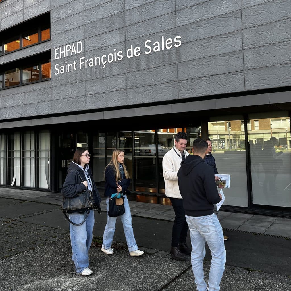 Etudiants devant l'EHPAD St François de Sales