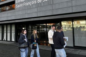 Etudiants devant l'EHPAD St François de Sales